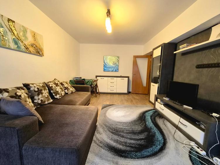 Apartament cu 3 camere decomandat în Titan