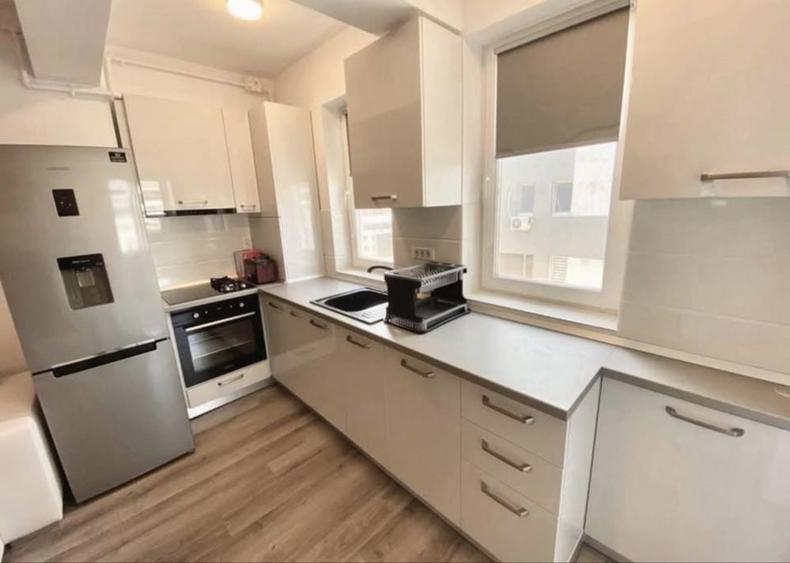 Apartament cu 3 camere semidecomandat în Roșu