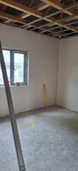 Casă individuală cu 4 camere cu Teren 300 Mp în Est