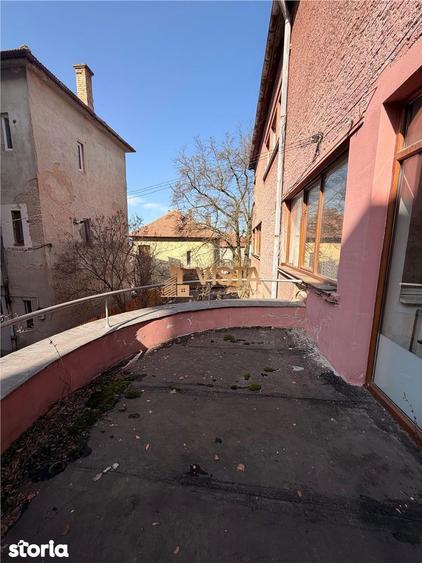 Apartament cu 4 camere semidecomandat, mobilat în Central