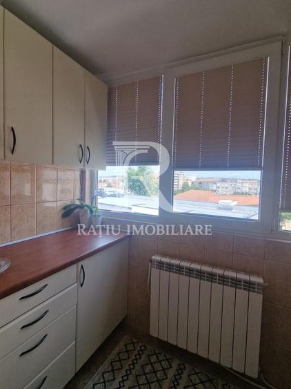 Apartament cu 3 camere decomandat, mobilat în Decebal