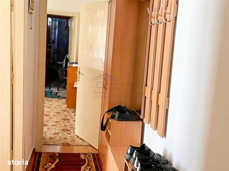 Apartament cu 3 camere semidecomandat în Central