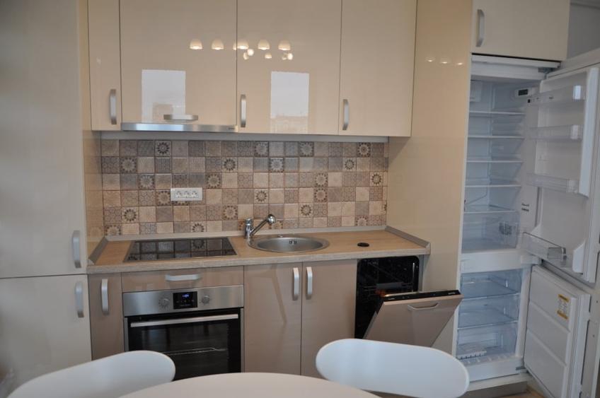 Apartament cu 3 camere decomandat, mobilat în Complex Studențesc