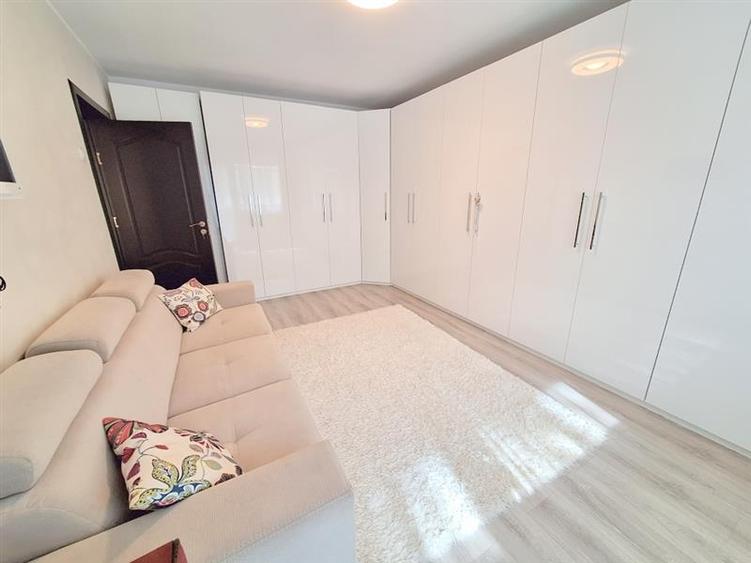 Apartament cu 3 camere decomandat în Milcov