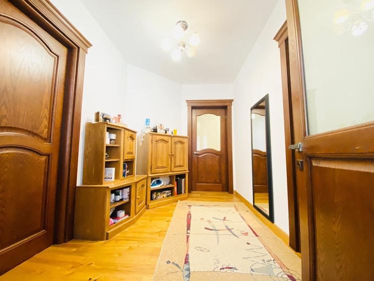 Casă cu 5 camere cu Teren 228 Mp în Domenii