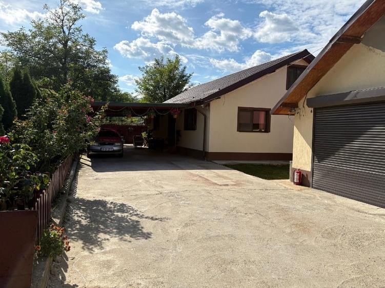 Casă individuală cu 4 camere cu Canalizare în Sărățeni