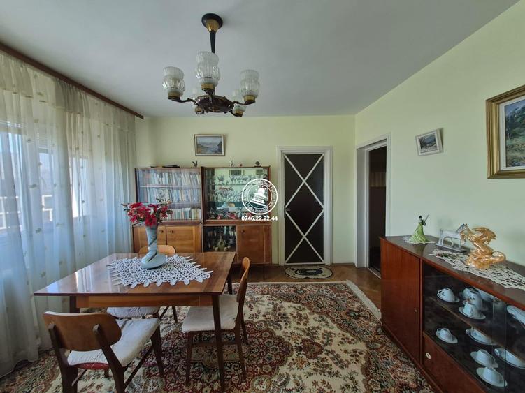 Apartament cu 3 camere decomandat în Podu Roș