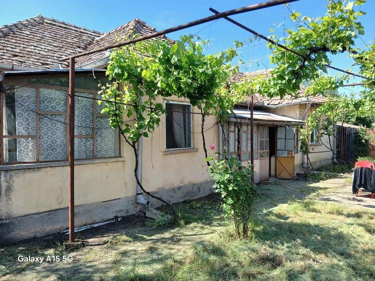 Casă cu 3 camere cu Teren 1400 Mp în Central