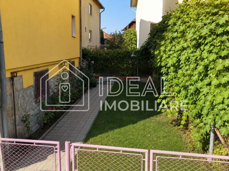 Casă individuală cu 7 camere cu Canalizare în Central