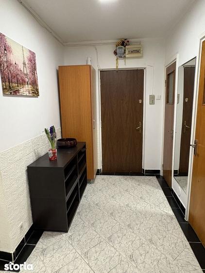 Apartament cu 3 camere decomandat, mobilat în Apărătorii Patriei