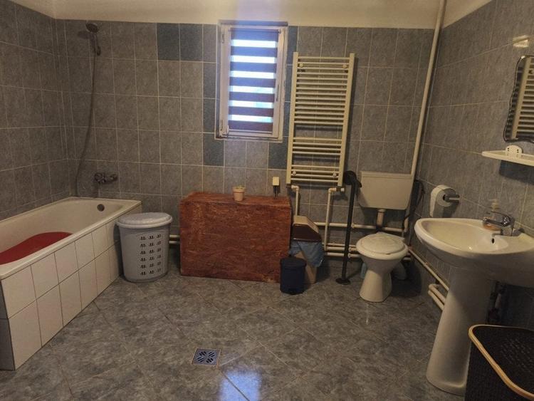 Casă cu 5 camere cu Teren 1000 Mp în Grămești