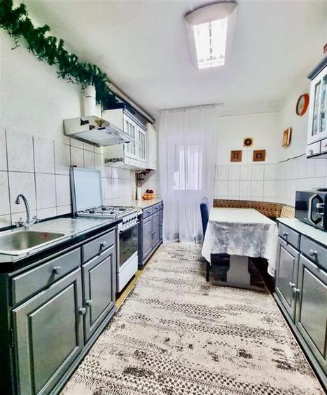 Apartament cu 3 camere decomandat, mobilat în Mircea cel Bătrân
