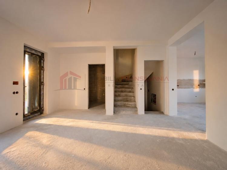 Duplex cu 5 camere cu Canalizare în Dâmbul Rotund