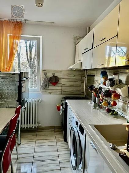 Apartament cu 3 camere semidecomandat, mobilat în Titan
