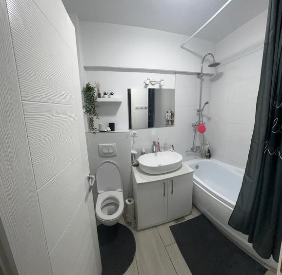 Apartament cu 4 camere decomandat în Exterior Vest