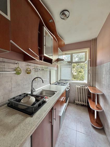 Apartament cu 4 camere semidecomandat, mobilat în Dacia
