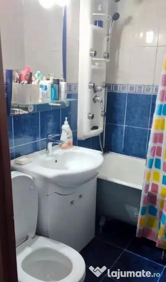 Apartament cu 3 camere semidecomandat în Florilor