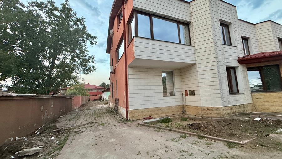 Casă individuală cu 10 camere cu Teren 2500 Mp în Pipera