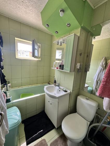 Apartament cu 3 camere semidecomandat, mobilat în Craiovița Nouă