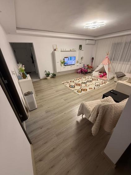 Apartament cu 3 camere semidecomandat în Doamna Ghica