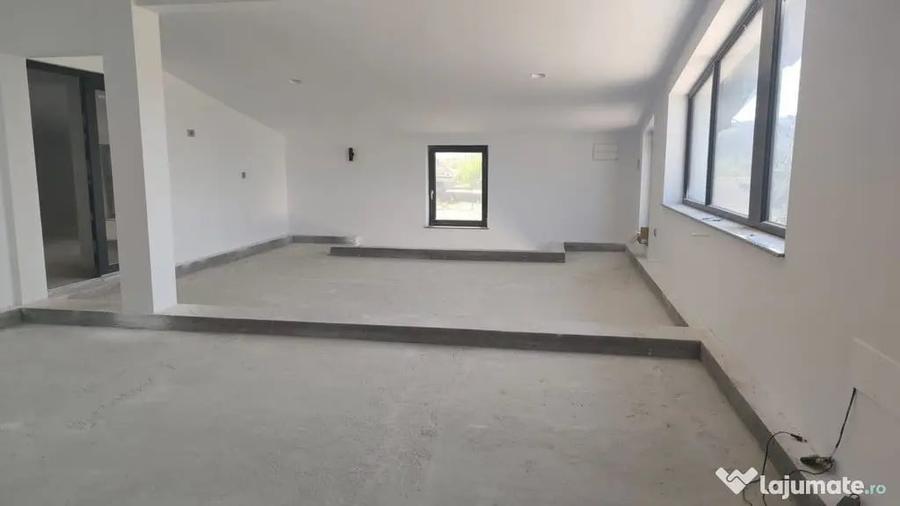 Spațiu comercial, de 386 mp, în Bălteni