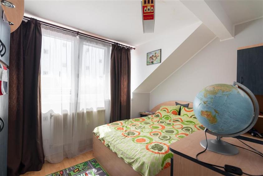 Casă individuală cu 6 camere cu Teren 2349 Mp în Sântion