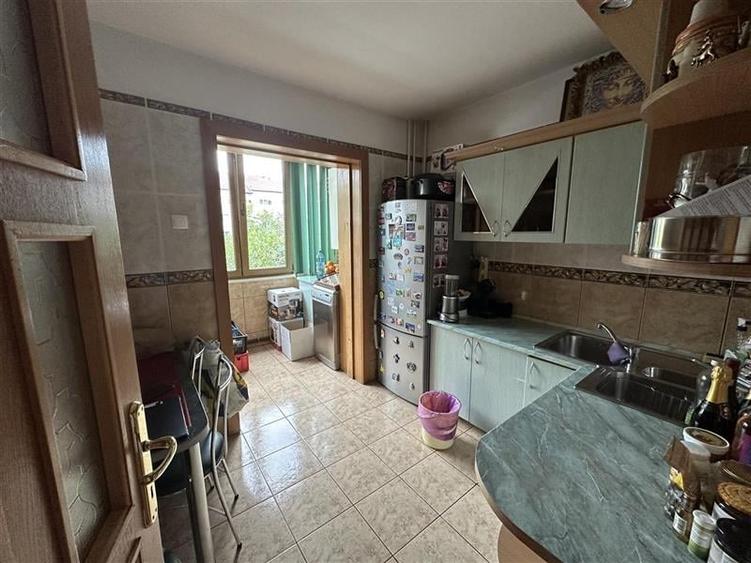 Apartament cu 3 camere decomandat, mobilat în Aradului