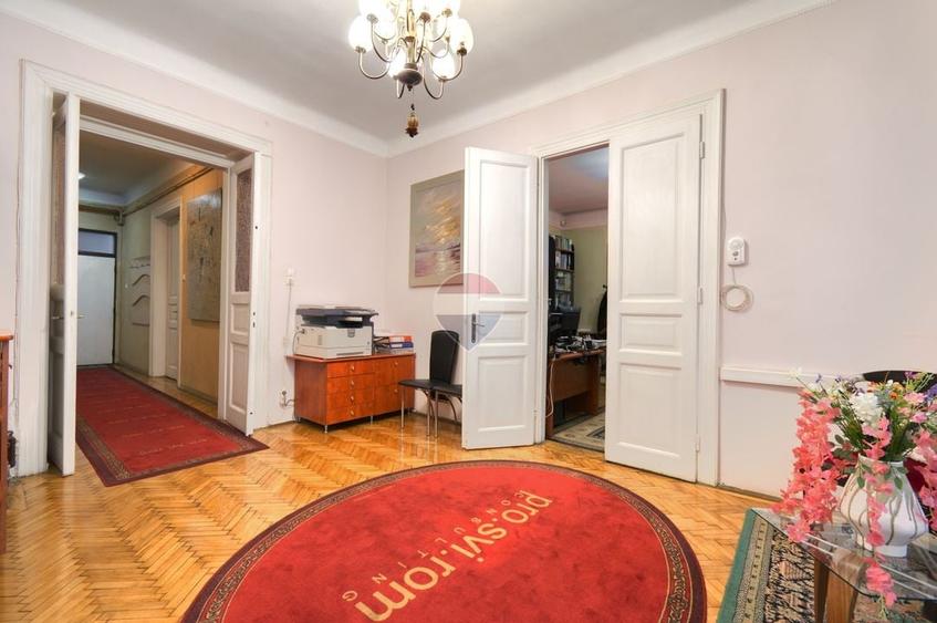 Apartament cu 5 camere decomandat în Semicentral