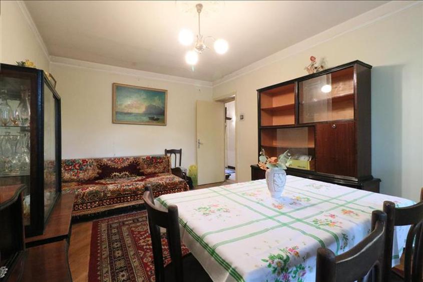 Apartament cu 3 camere decomandat în Podu Roș