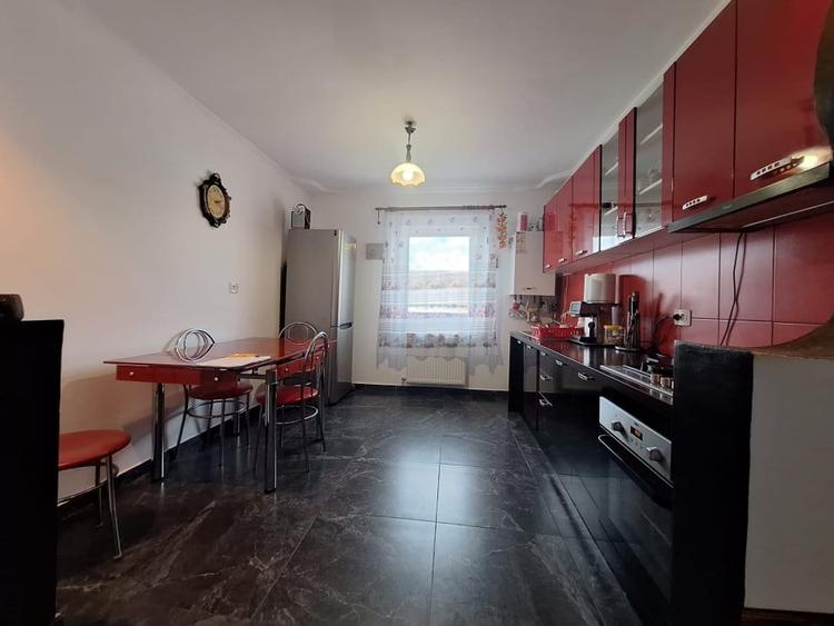 Apartament cu 3 camere semidecomandat, mobilat în Girocului