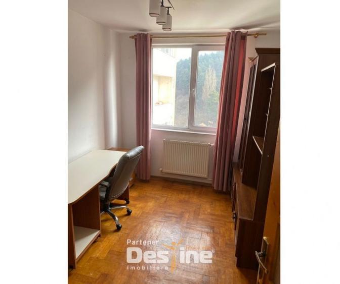 Apartament cu 4 camere semidecomandat, mobilat în Central