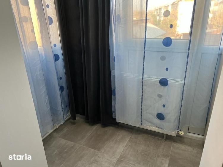 Apartament cu 3 camere semidecomandat în Micro 5