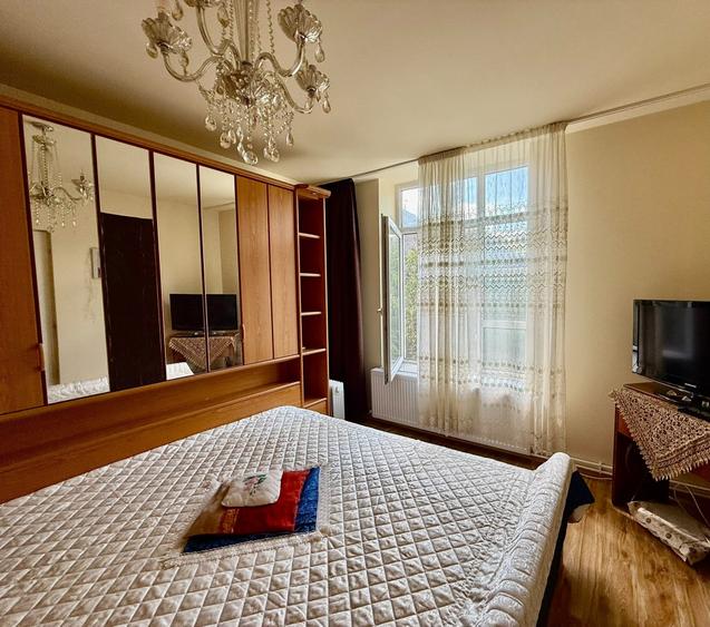 Casă cu 10 camere cu Teren 650 Mp în Călugareni