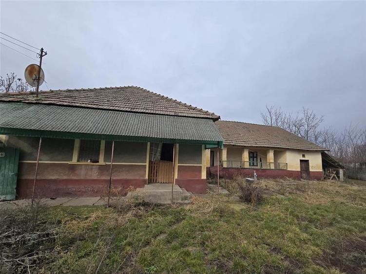 Casă individuală cu 3 camere cu Teren 7900 Mp în Boiu