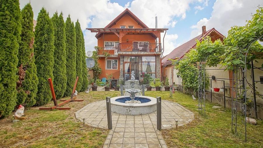 Casă individuală cu 9 camere cu Teren 377 Mp în Nord