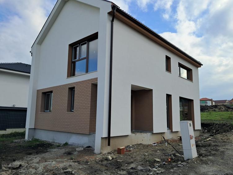 Casă individuală cu 5 camere cu Canalizare în Chinteni