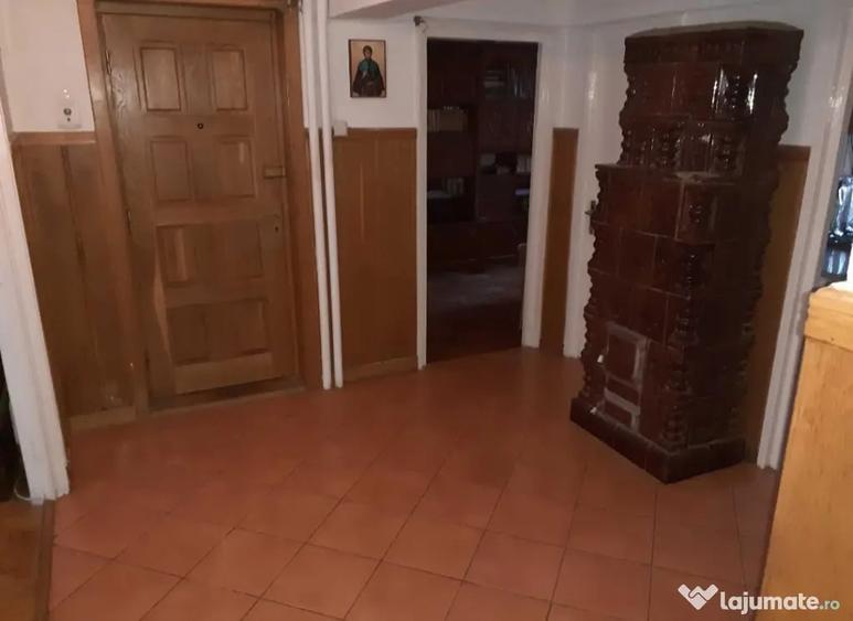 Apartament cu 4 camere decomandat în Central