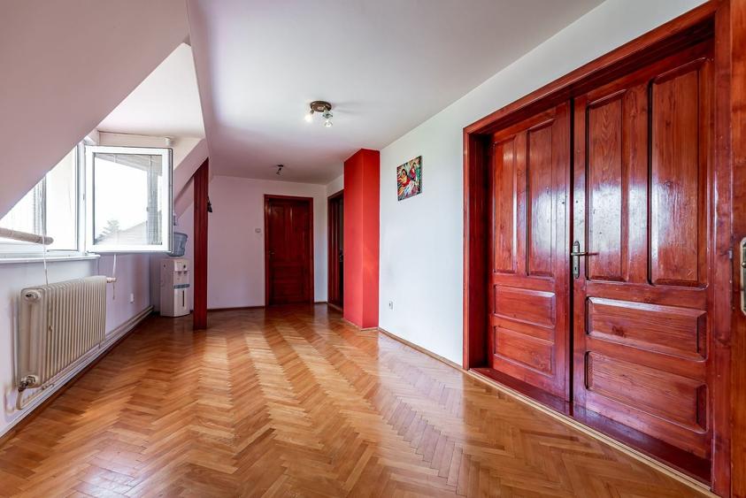 Casă individuală cu 5 camere cu Canalizare în Pârneava