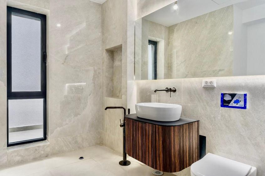 Duplex cu 6 camere cu Canalizare în Iancu Nicolae