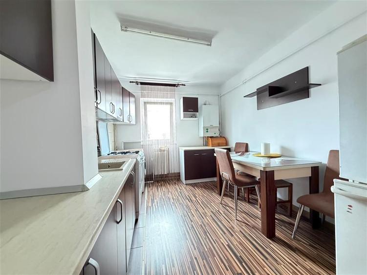 Apartament cu 4 camere decomandat în Târgu Cucu