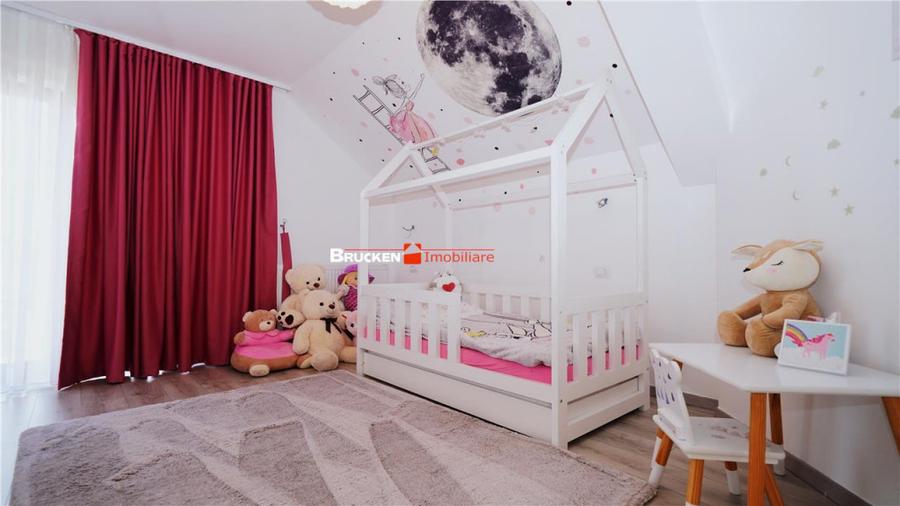Casă cu 4 camere cu Teren 440 Mp în Central