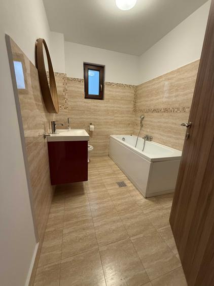 Casă cu 4 camere cu Teren 450 Mp în Ostratu