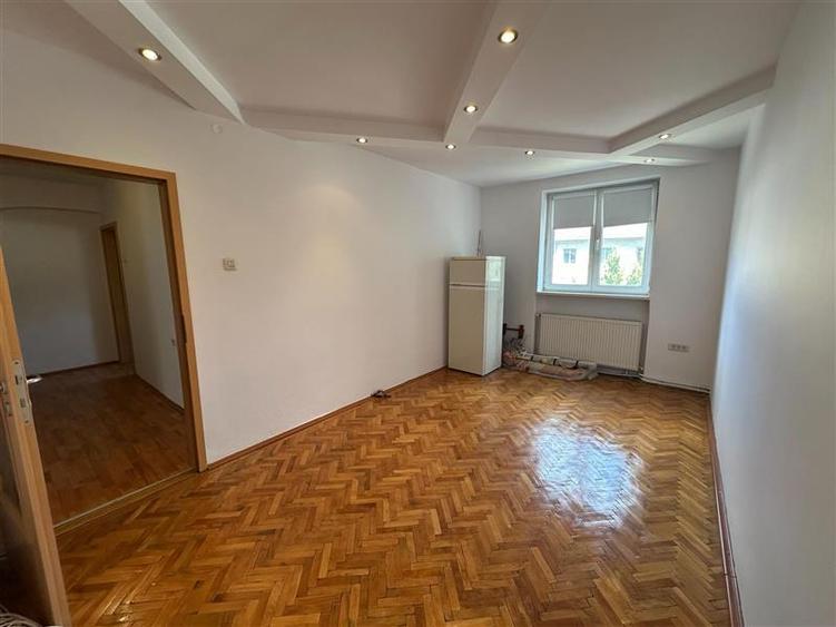 Apartament cu 3 camere semidecomandat, mobilat în Luncă
