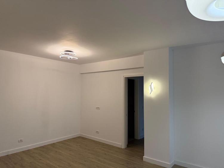 Apartament cu 4 camere în P-ța Universității