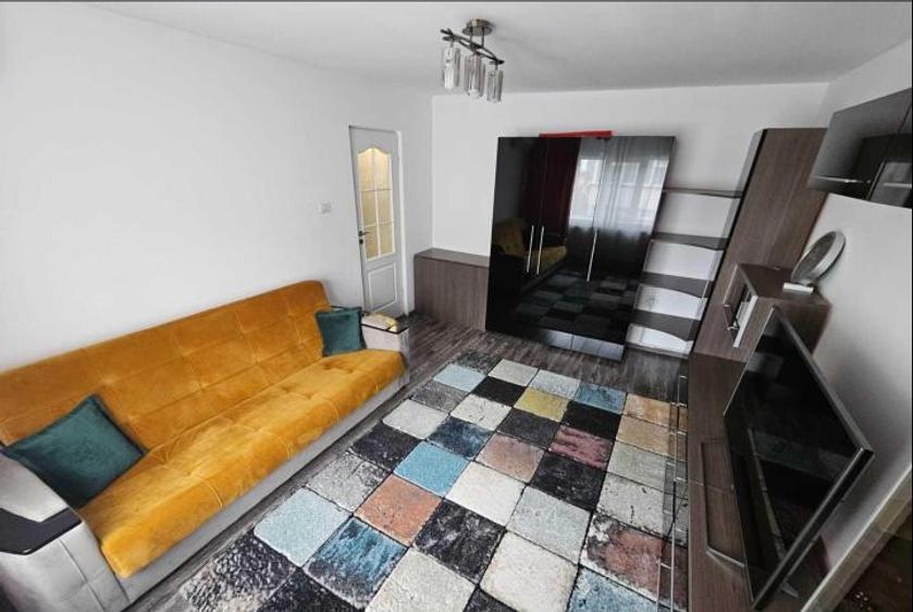 Apartament cu 3 camere decomandat, mobilat în Casa de Cultură