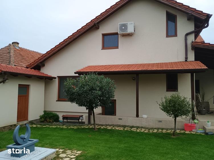 Casă cu 4 camere cu Teren 1036 Mp în Central