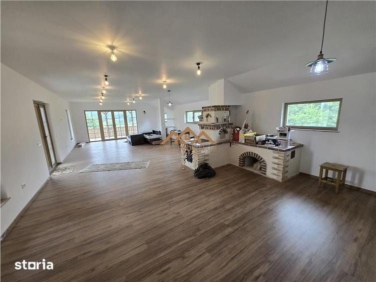 Casă cu 4 camere cu Teren 2500 Mp în Cacica