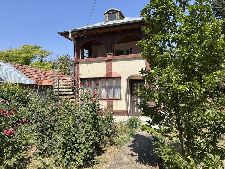 Casă individuală cu 5 camere cu Teren 1129 Mp în Cunești