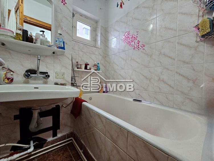 Apartament cu 3 camere semidecomandat în Micro 5