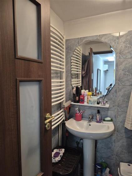 Apartament cu 3 camere semidecomandat, mobilat în Berceni